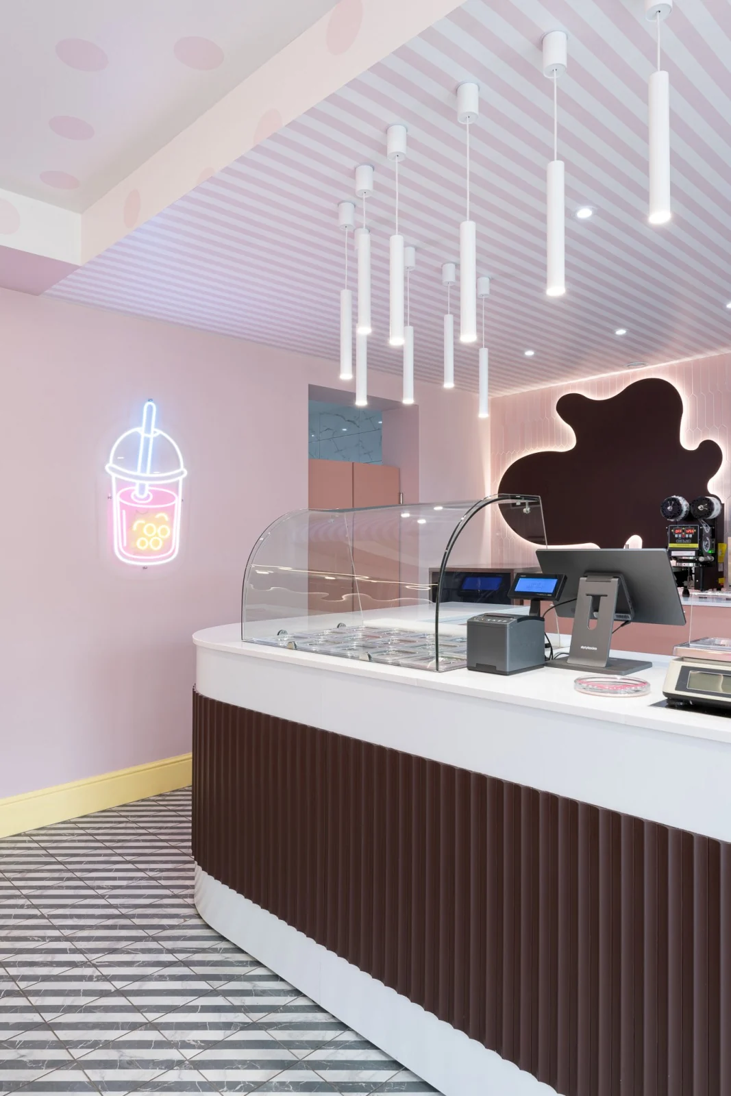 Lada i neon Bubble Tea w Los Lodos