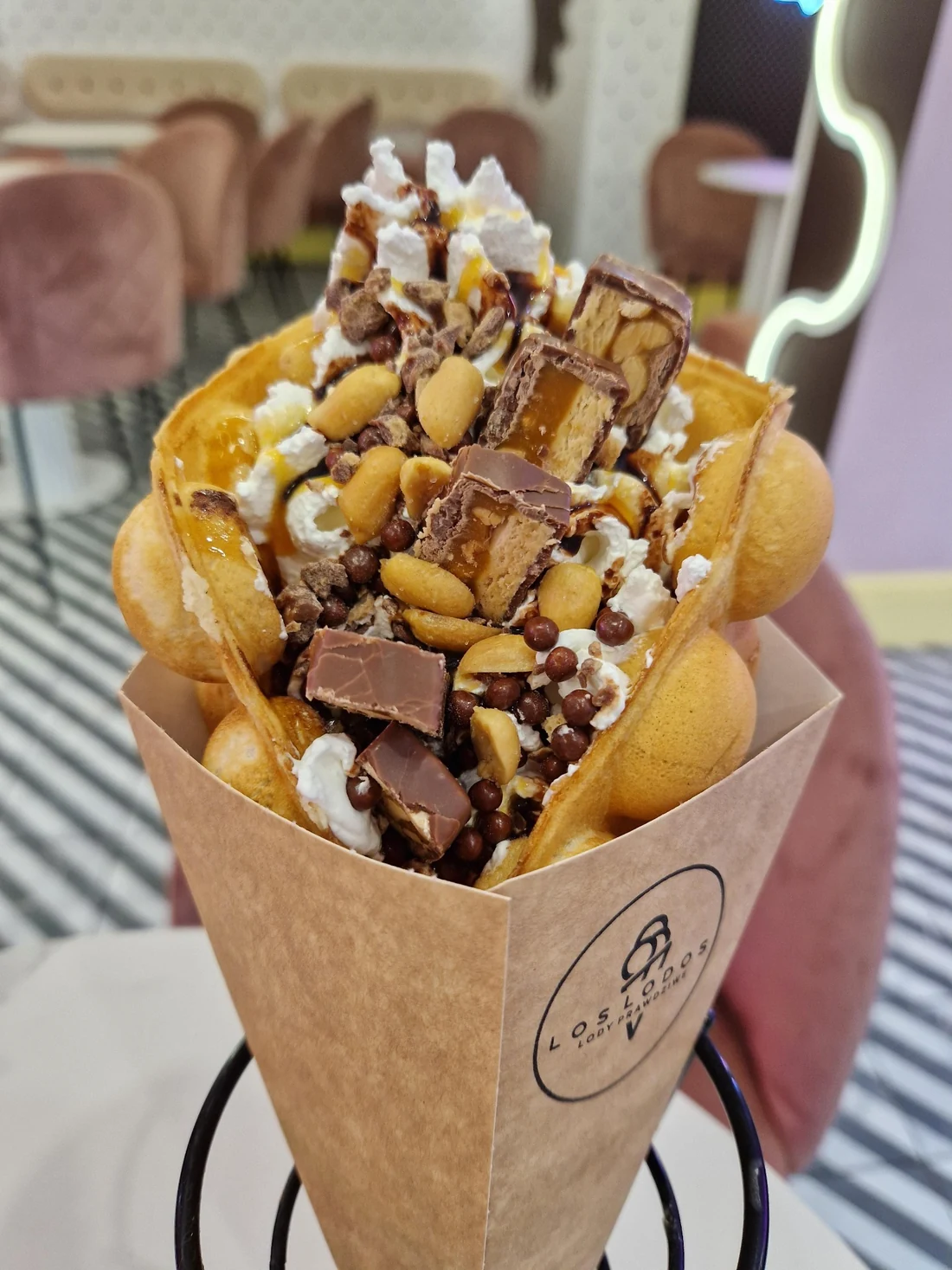 Bubble Waffle Snickers Los Lodos