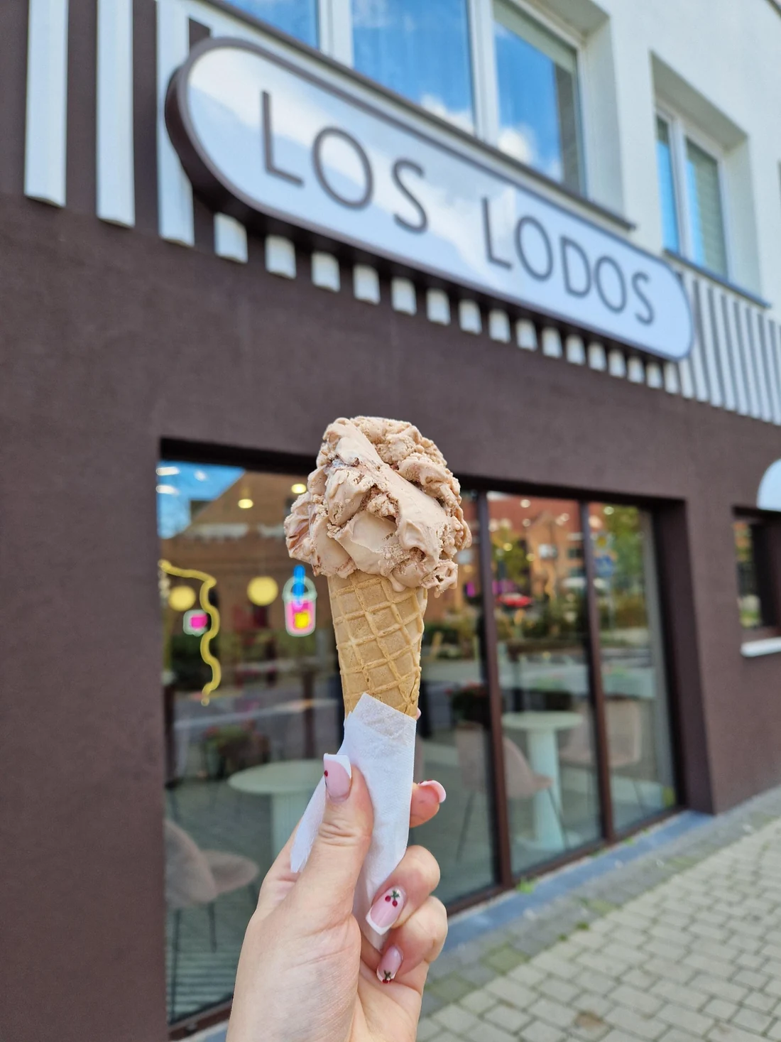Lody prawdziwe przed lokalem Los Lodos